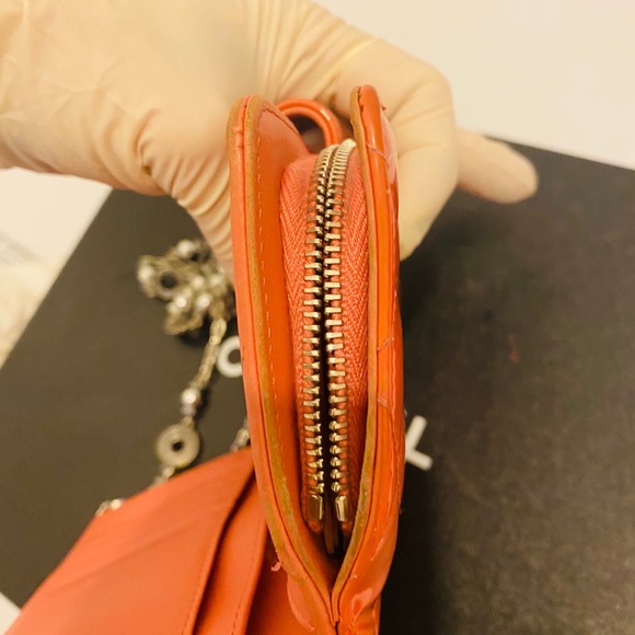 Chanel patent quilted diamond  crossbody. - Picture 13 of 16